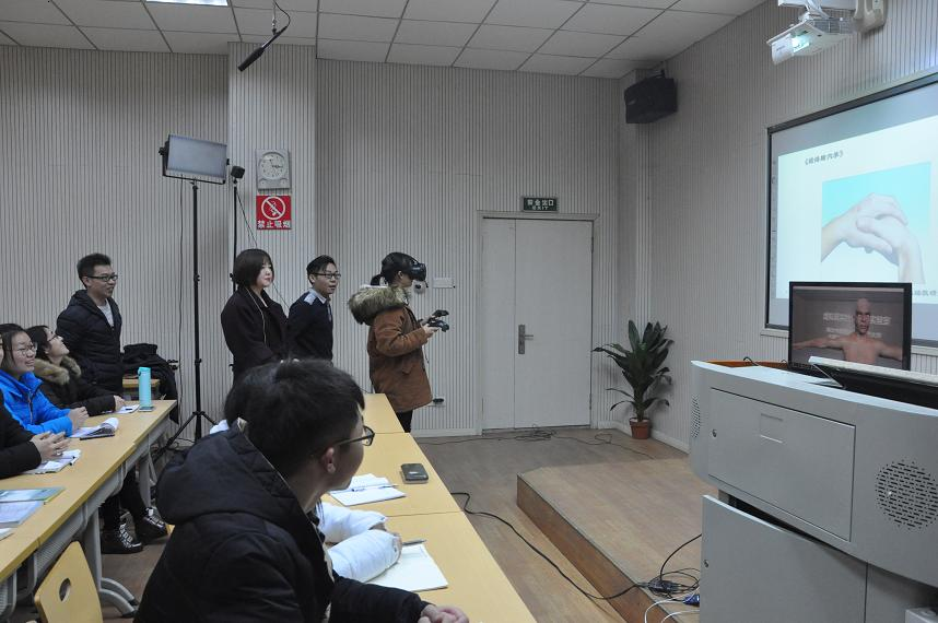 ��У���Խ�������ʵ��VR������Ӧ���ڿ��ý�ѧ